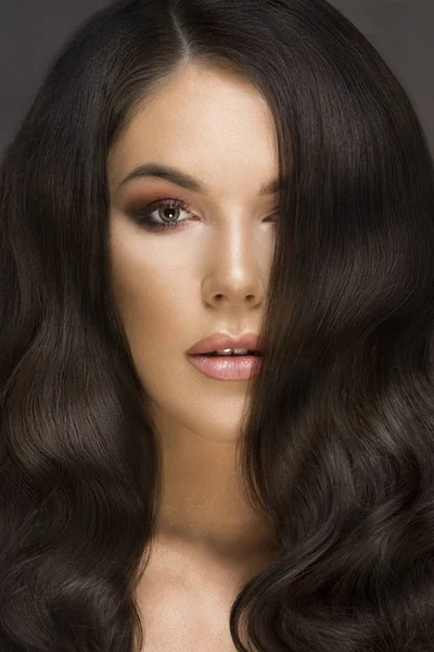 Şık makyaj ile esmer kadın 