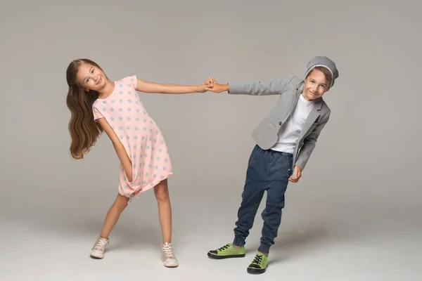 Милый мальчик и девочка танцуют — стоковое фото