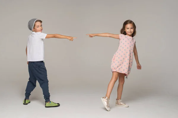 Mignon garçon et fille danse — Photo