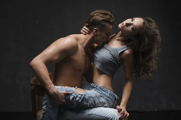 Jovem casal apaixonado — Fotografia de Stock