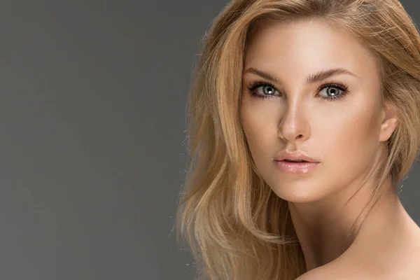 Blonde vrouw met stijlvolle make-up — Stockfoto