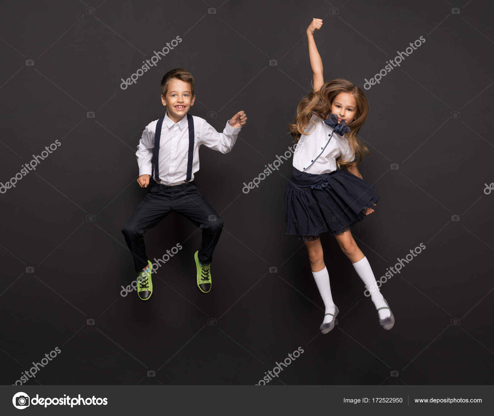 Crianças vestidas com uniforme escolar pulando — Foto © path21 #172522950, image size:1600x1350