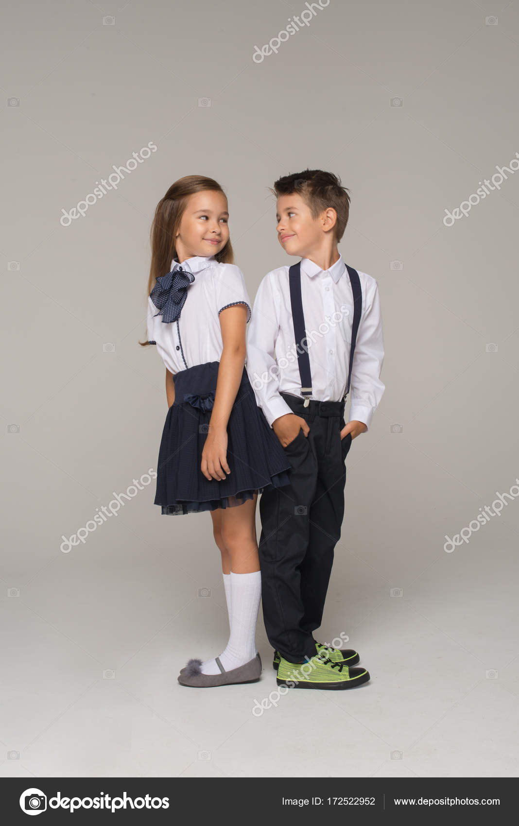 Crianças vestidas de uniforme escolar posando — Foto © path21 #172522952, image size:1068x1700