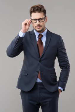 Gözlüklü elbiseli şık adam 