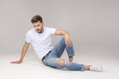 kot pantolon katta oturan adam