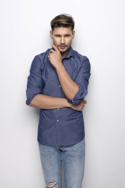 Mavi gömlekli yakışıklı adam.