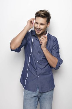 adam kameraya poz kulaklıklar ile