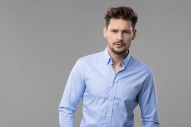  kameraya poz mavi tişörtlü adam