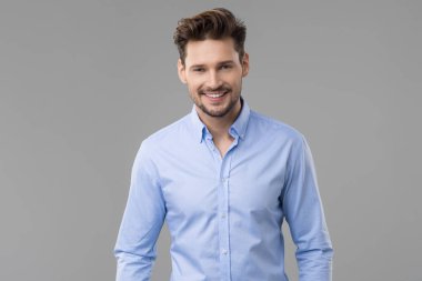  kameraya poz mavi tişörtlü adam