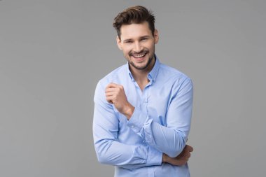  kameraya poz mavi tişörtlü adam