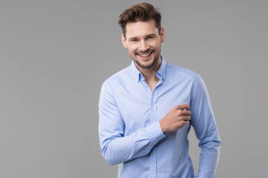  kameraya poz mavi tişörtlü adam