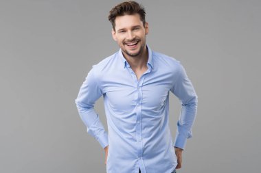  kameraya poz mavi tişörtlü adam