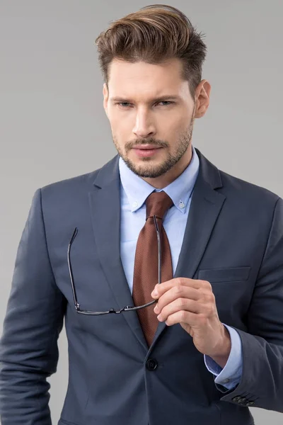 Homme élégant en costume avec des lunettes — Photo