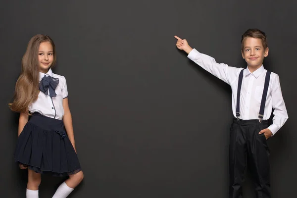 Enfants habillés en uniforme scolaire posant — Photo