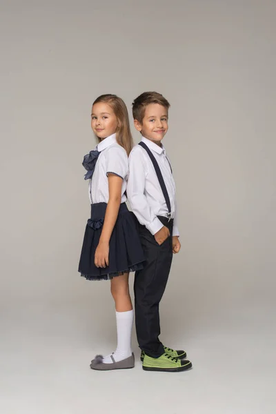 Enfants habillés en uniforme scolaire posant — Photo