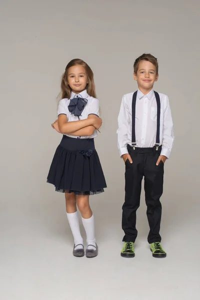 Enfants habillés en uniforme scolaire posant — Photo