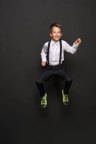 Fiatal fiú, iskolai egyenruhát — Stock Fotó