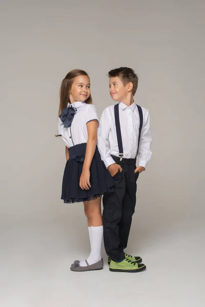 Crianças vestidas de uniforme escolar posando — Fotografia de Stock