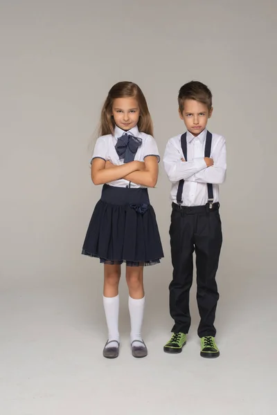Enfants habillés en uniforme scolaire posant — Photo