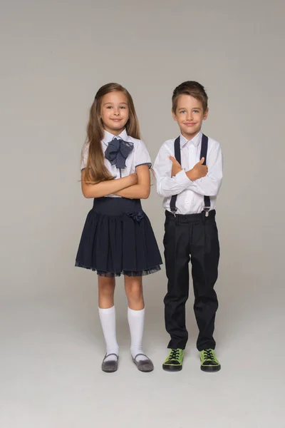 Crianças vestidas de uniforme escolar posando — Fotografia de Stock