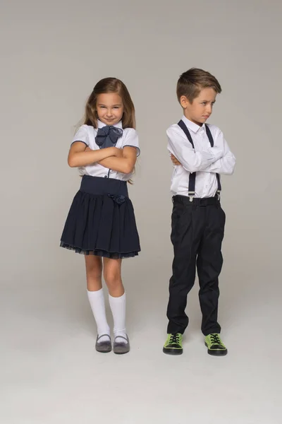 Crianças vestidas de uniforme escolar posando — Fotografia de Stock