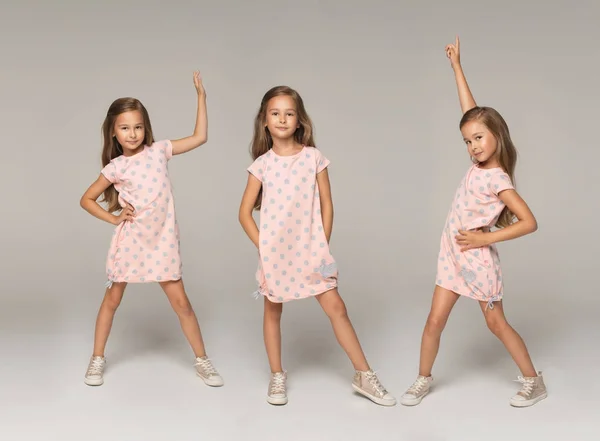 Menina em vestido rosa posando na câmera — Fotografia de Stock