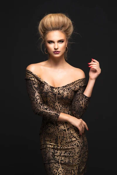 Sinnlich schöne blonde Frau posiert in schwarzem Kleid. — Stockfoto