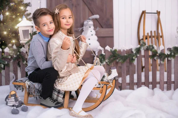 Szczęśliwa para małe, Boże Narodzenie — Zdjęcie stockowe