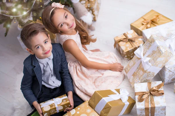 Szczęśliwa para małe prezenty, Boże Narodzenie dzień wieczorem — Zdjęcie stockowe