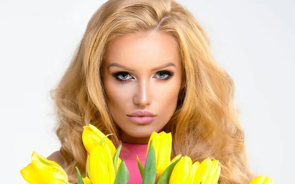 Krásná Blondýnka Růžových Šatech Žlutými Květy Tulipánů Rukou — Stock fotografie