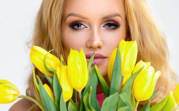 Hermosa Chica Rubia Vestido Rosa Con Flores Amarillas Tulipanes Las — Foto de Stock