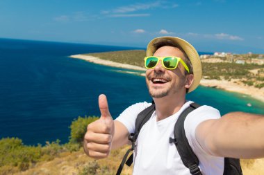 Selfie baş parmakları almak kadar turist adam  