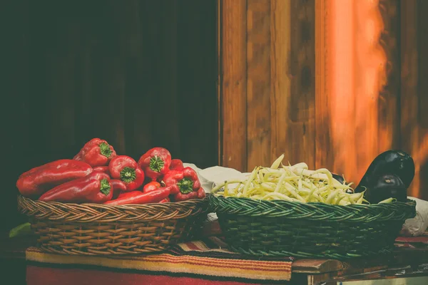 Organic vegetables on market stand — Stock Photo, Image