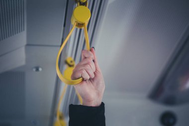 Toplu taşıma tutamacını tutan el  