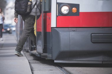 Adam girerek tramvay