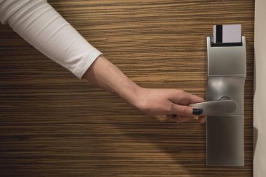 Kapı kolu ile modern keycard elektronik kilit tutan bir el  