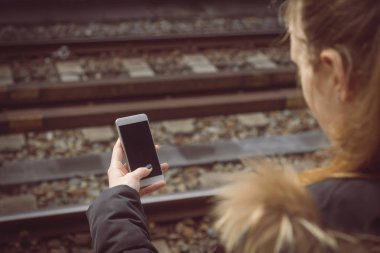 Boş ekran smartphone kullanarak erkek. Tren içinde belgili tanımlık geçmiş. 
