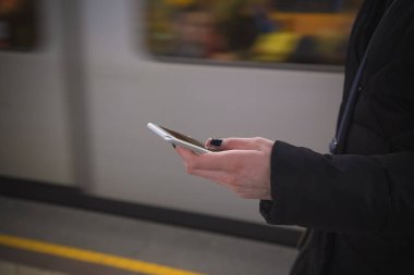 Tren istasyonunda Smartphone kullanarak erkek 