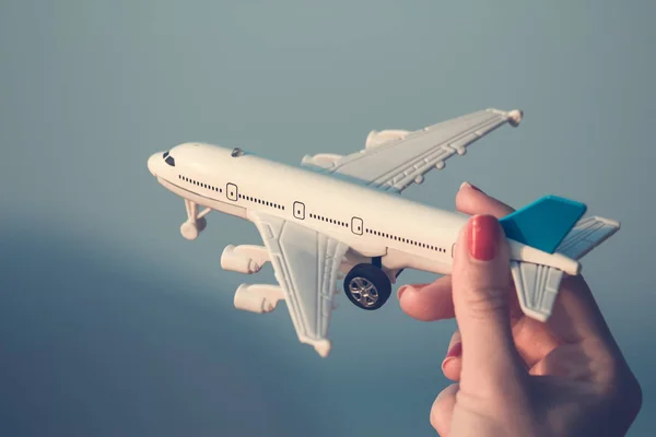 Zblízka ženské ruky držící bílé letadlo hračka model venku — Stock fotografie