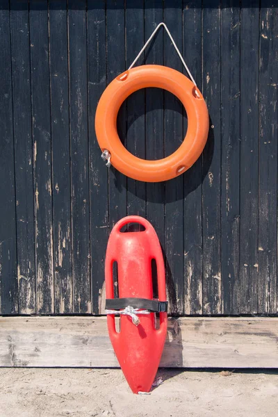 Lifebuoy e salvamento salva-vidas podem equipamentos contra a torre de madeira — Fotografia de Stock