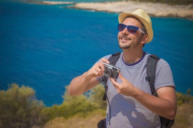 Doğada retro kamera ile turist adam portresi