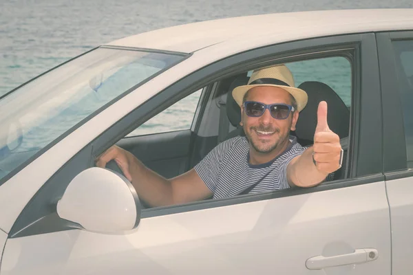 Портрет водителя туристического автомобиля, показывающего большие пальцы вверх. Концепции путешествий и летнего времени . — стоковое фото