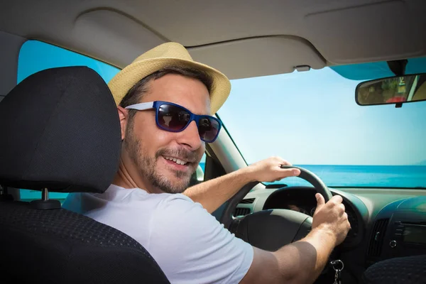 Portrait of tourist guy in car. Travel and summer vacation concepts. — Stock Photo, Image