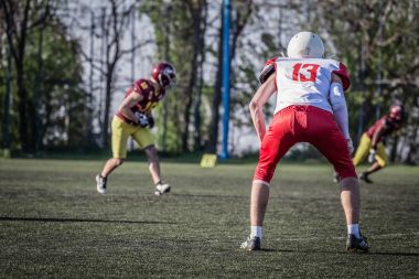 Amerikan futbolu sporcu oyuncu sahada ayakta