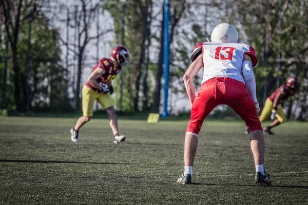 Desportista de futebol americano de pé no campo — Fotografia de Stock