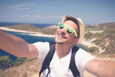 Selfie deniz kenarında alarak turist adam. Yaz, seyahat ve vac