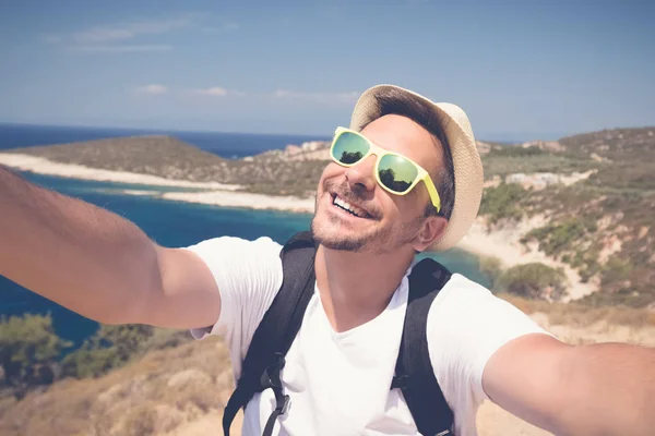 Turistické chlap pořizování selfie v moři. Léto, cestování a vac — Stock fotografie
