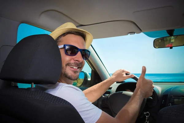 Portrait of tourist car driver showing thumbs up. Travel and sum — Stock Photo, Image