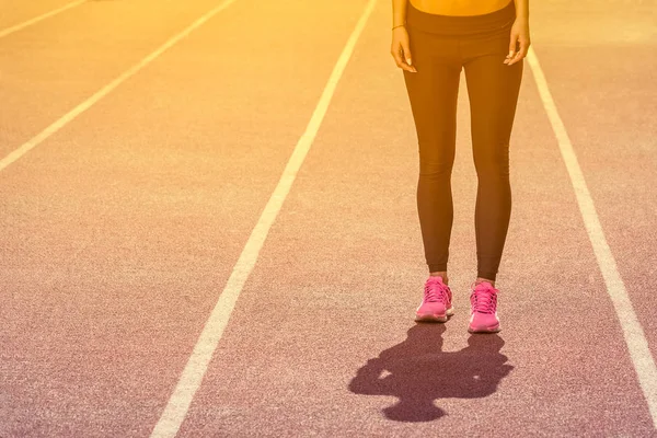 Deportista de pie en pista de carreras —  Fotos de Stock