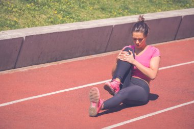 Oturma ve koşu parkuru üzerinde uzanan genç sporcumuz